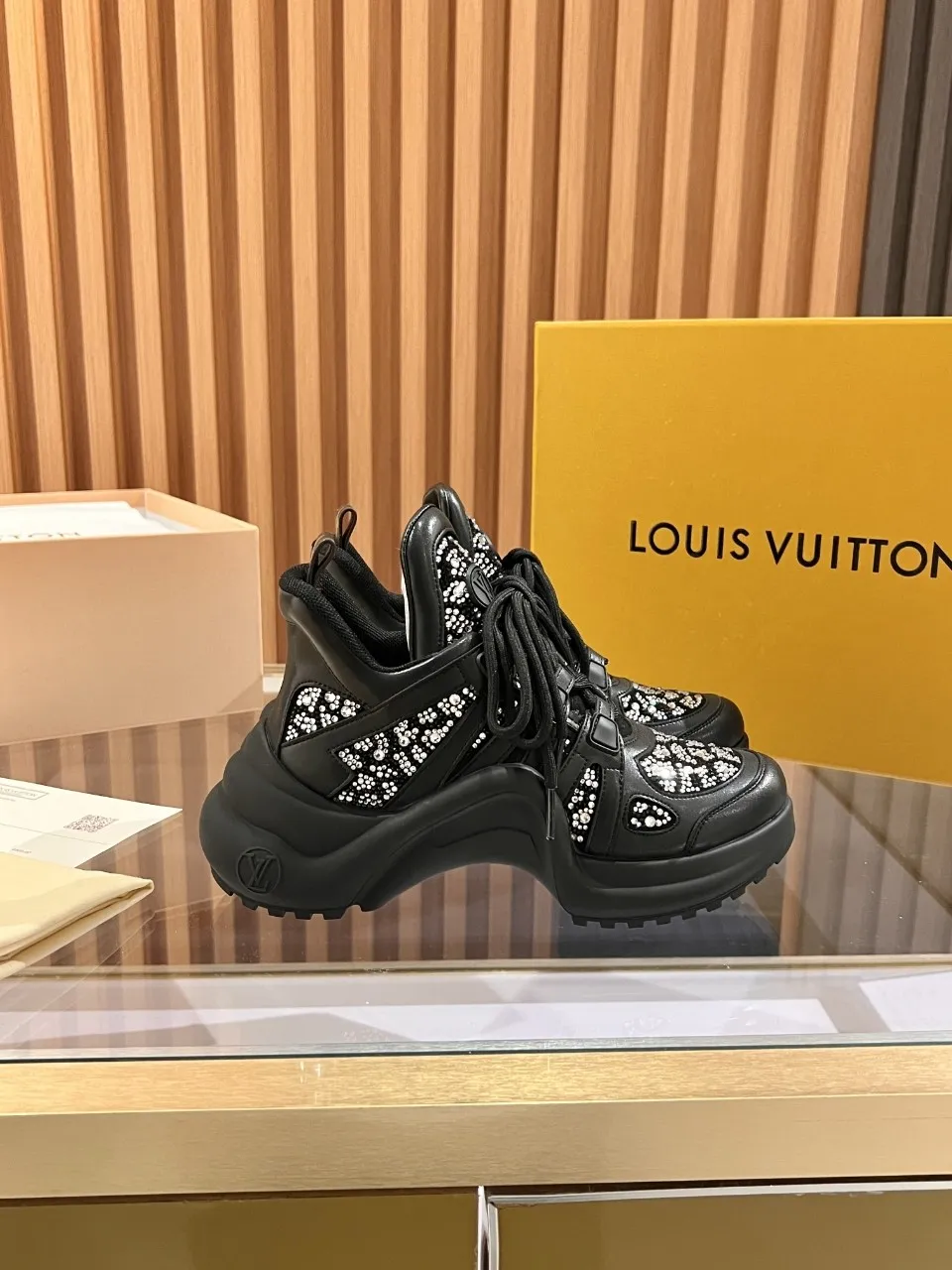 👟👟Ex-factory price 800👟👟 2025 new LV fancy black and white diamond model, high-end and elegant, showing long legs, casual sports dad shoes with heel height of about 5.5cm, 35-41